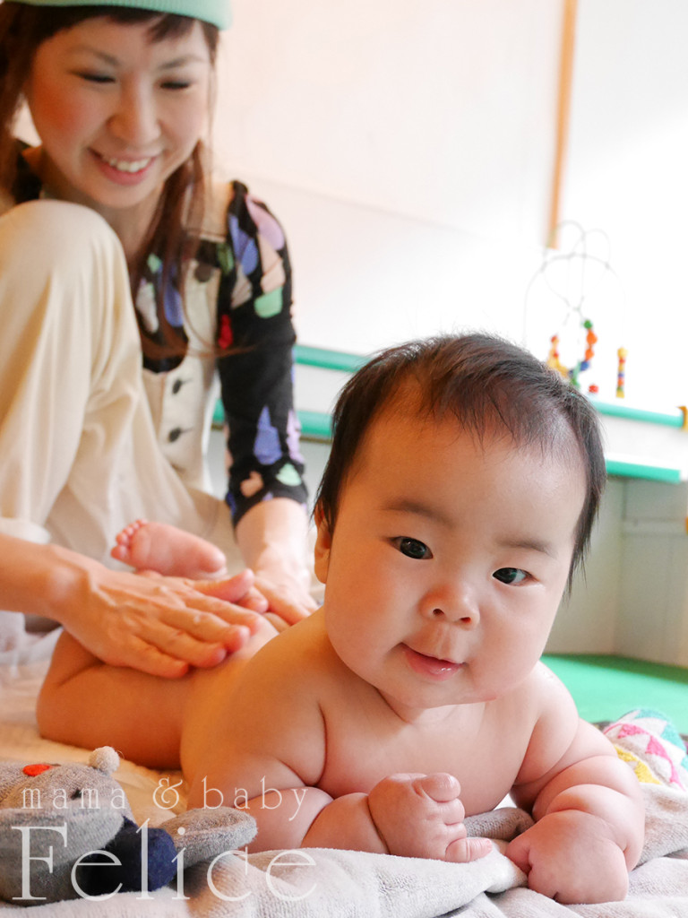 ママの手は温かくて心地いいね♪